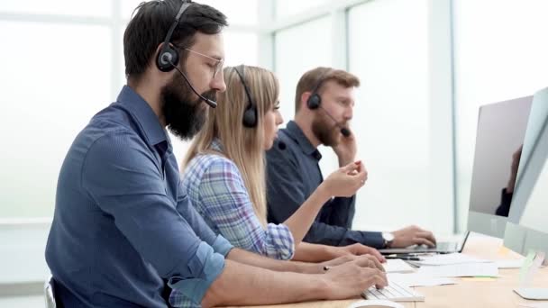 Call center operators in the headset at the workplace. — Vídeos de Stock