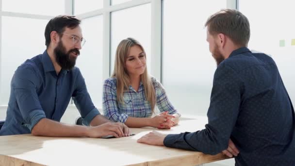 Joven en una entrevista en una oficina creativa . — Vídeos de Stock