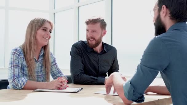 Gerentes de Recursos Humanos felicitan al candidato por una entrevista exitosa. — Vídeos de Stock