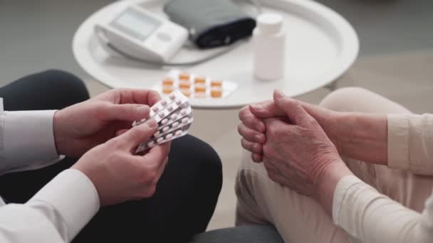 Médico casero recetando medicamentos a su paciente. — Vídeos de Stock