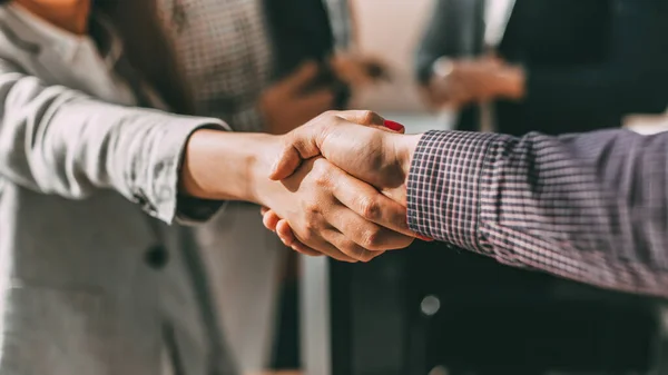 Vicino. giovani uomini d'affari casual stringendo la mano con ogni — Foto Stock