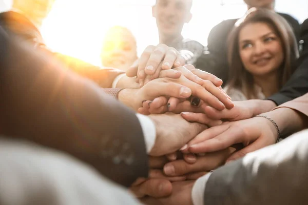 De cerca. un grupo de jóvenes empresarios que muestran su unidad —  Fotos de Stock