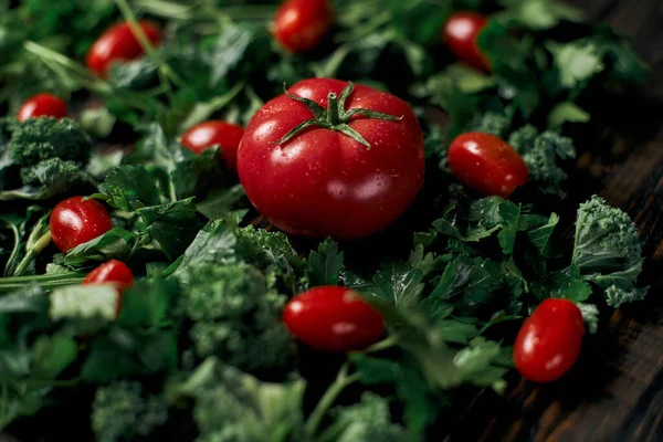 Imagen un montón de tomates frescos y perejil . — Foto de Stock