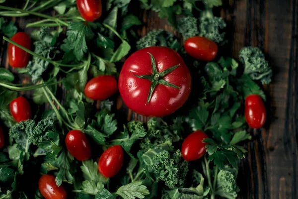 Imagen un montón de tomates frescos y perejil . — Foto de Stock