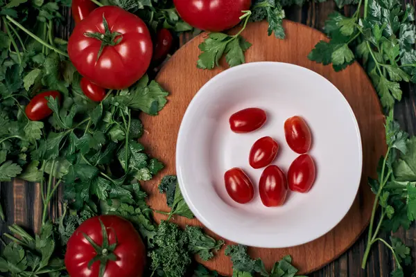 Tomates rojos frescos en un plato blanco. — Foto de Stock