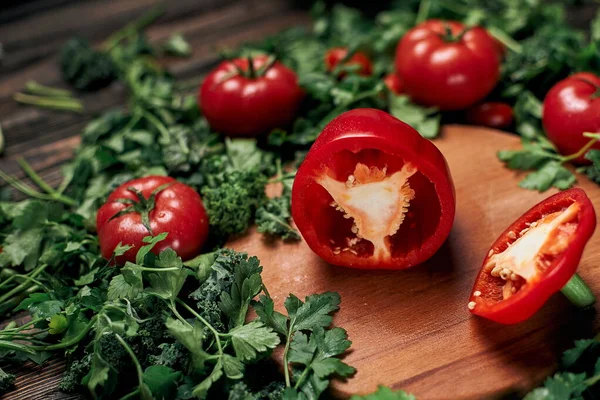 Skiveskåret sød paprika og friske tomater på et træbræt. - Stock-foto