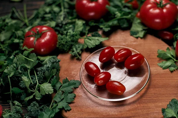 Tomates rojos frescos en un plato de vidrio. — Foto de Stock