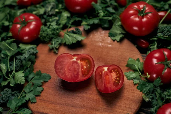 Jugoso tomate en rodajas en una tabla de madera. — Foto de Stock