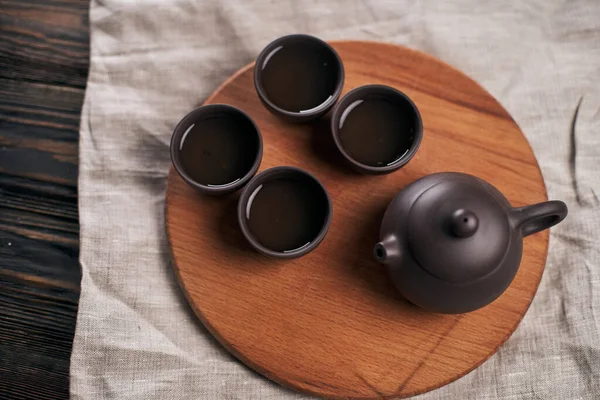 Ensemble de thé asiatique sur une planche en bois. traditions du thé. — Photo