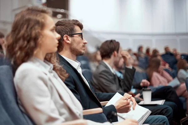 Fiatal üzletemberek előadást hallgatnak a konferenciateremben. — Stock Fotó