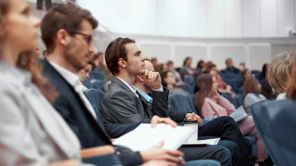 Jóvenes empresarios que escuchan una conferencia en la sala de conferencias. — Foto de Stock