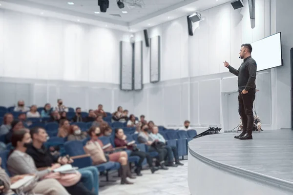 Hombre de negocios haciendo un informe en la sala del centro de negocios . — Foto de Stock