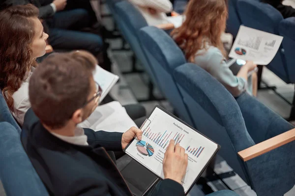 Jóvenes empresarios que escuchan una conferencia sobre el desarrollo empresarial . — Foto de Stock