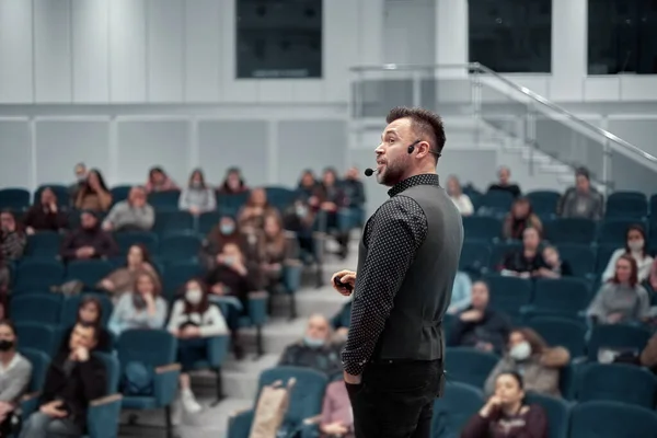 Orador haciendo una presentación en la sala de conferencias. — Foto de Stock