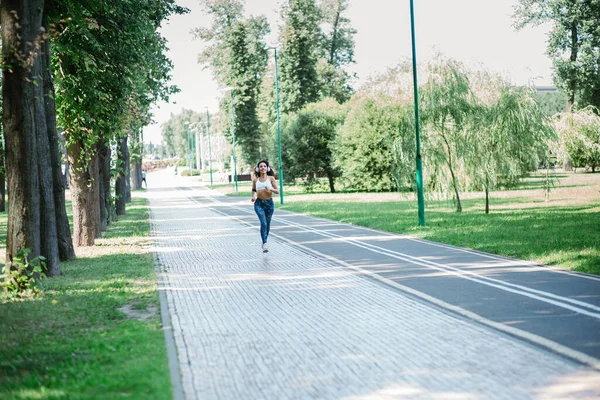 Young woman on a morning jog in a city park. — Stock Photo, Image