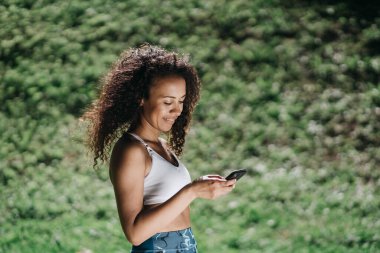 Akıllı telefonlu genç bir bayan. yakın plan.