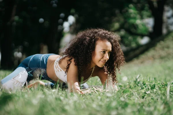 Athletic young woman relaxing after a workout . — Stock Photo, Image