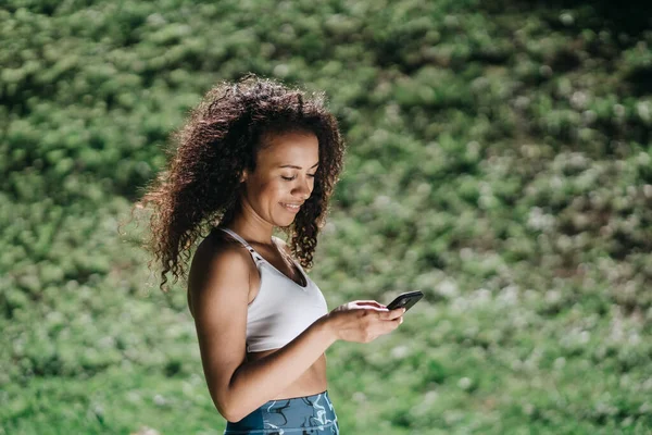 Akıllı telefonlu genç bir bayan. yakın plan.