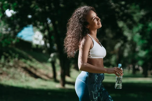 Sportieve vrouw drinkt water met plezier. close-up. — Stockfoto