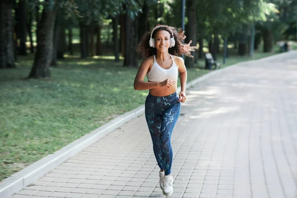 Blogger fotograferen van een vrouw tijdens een ochtend jog. — Stockfoto