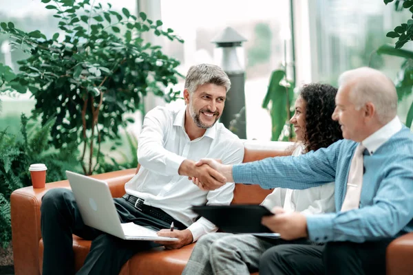 Zakenpartners begroeten elkaar met een handdruk. — Stockfoto