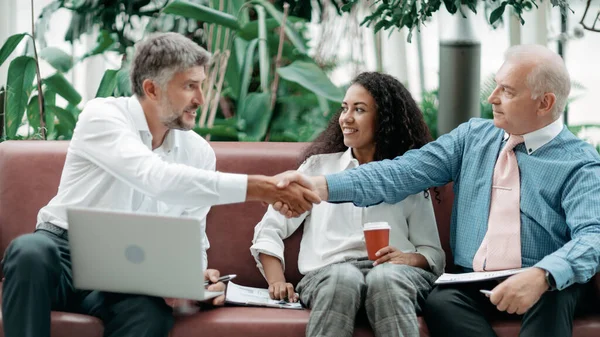 Socios de negocios estrechando la mano durante una reunión . — Foto de Stock