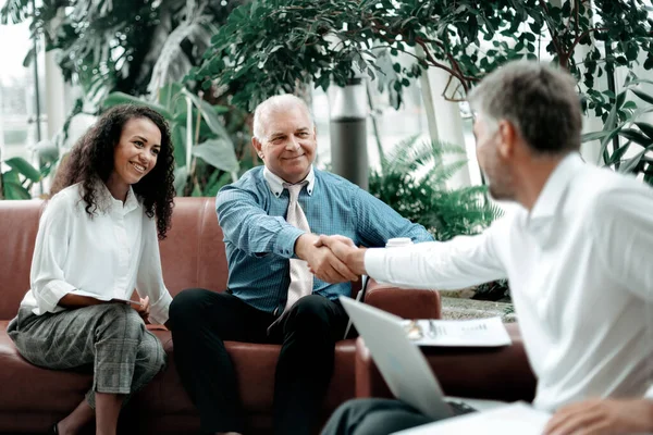 Gente de negocios estrechando las manos firmemente. concepto de cooperación. — Foto de Stock