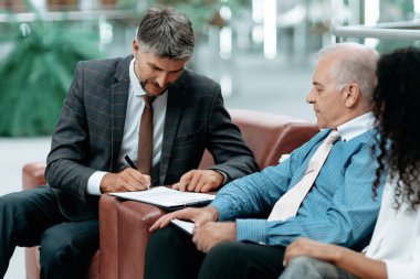 İş ortakları yeni bir sözleşme imzalamaya hazırlanıyorlar..