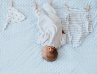 Yeni doğmuş bir bebek ve iple bağlanmış bir mandalda çocuklar. .