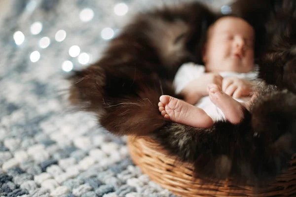 Imagen de un bebé recién nacido durmiendo en una cesta de bebé . — Foto de Stock