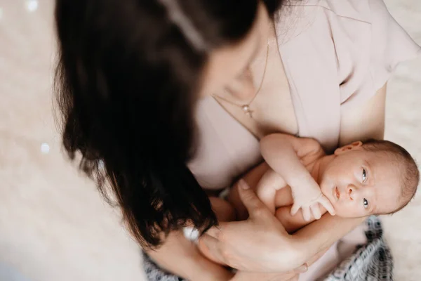 Bebê recém-nascido adormecer nos braços de sua mãe. — Fotografia de Stock