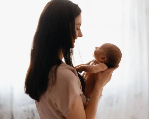 Lindo bebé recién nacido mirando a su mamá. — Foto de Stock