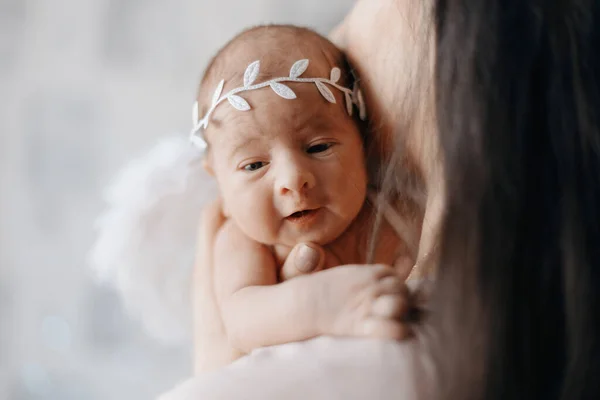 Bebê recém-nascido engraçado com uma bandagem na cabeça . — Fotografia de Stock