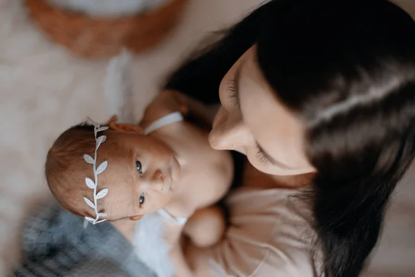 Primer plano. lindo recién nacido en los brazos de su madre. — Foto de Stock