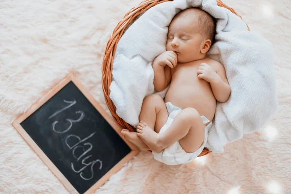 可爱的新生婴儿睡在写字板旁边 . — 图库照片