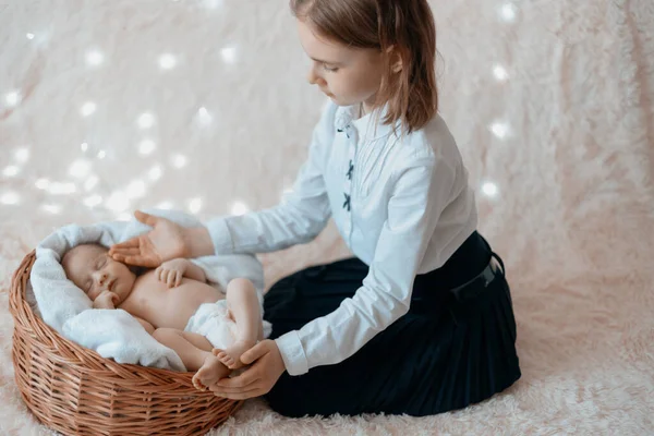 Niña acariciando a su hermano recién nacido . — Foto de Stock