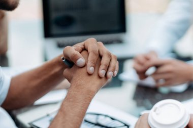 İş geçmişi. Belgelerle çalışan bir iş ekibinin bulanık görüntüsü.