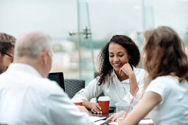 Equipo de negocios está sentado en una mesa de discusión en el centro de negocios. — Foto de Stock