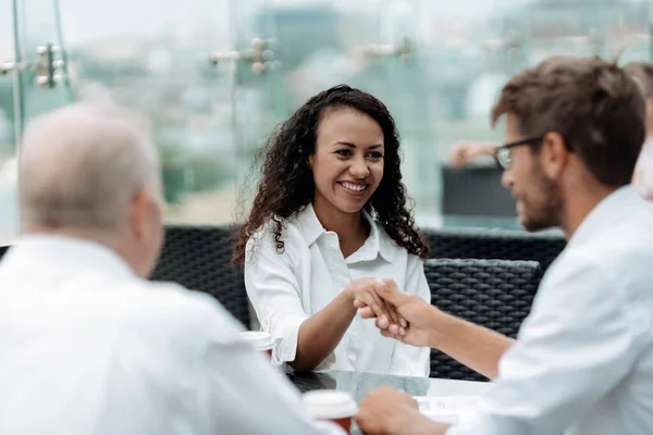 Colegas de negocios sonrientes dándose la mano. de cerca. — Foto de Stock