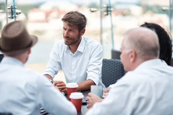 चर्चा टेबलवर बसून संयुक्त प्रकल्प चर्चा करणार्या उद्योजकांचा गट . — स्टॉक फोटो, इमेज