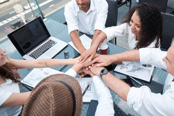 Equipo de negocios mostrando éxito poniendo sus manos juntas . — Foto de Stock