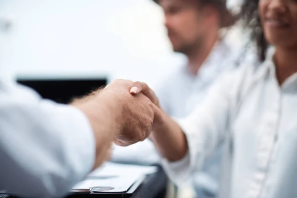 Apretón de manos de los socios comerciales internacionales. de cerca. — Foto de Stock