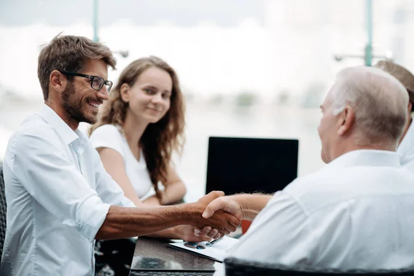 Colegas de negocios discutiendo adiciones al nuevo contrato . — Foto de Stock