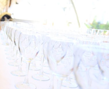 Restorandaki barmen tezgahında atıştırmalık ve bir bardak şarapla servis hizmeti.