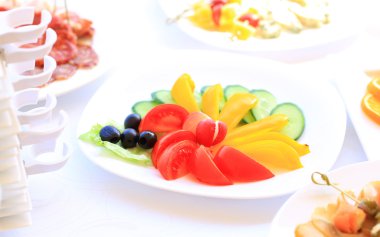 çatal bıçak ve cam kadehlerle yemek masası seti. Partiden önce restoranda.