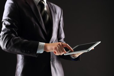 genç işadamı modern cihazlar ile çalışma,