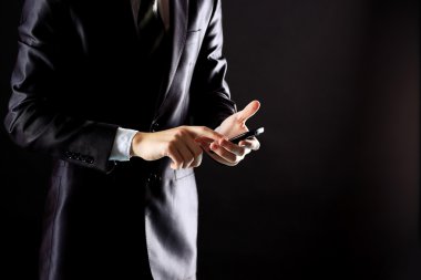 genç işadamı modern cihazlar ile çalışma,