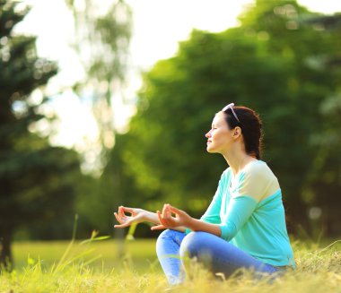 lotus pozisyonu çekici genç kadın