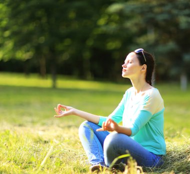 lotus pozisyonu çekici genç kadın