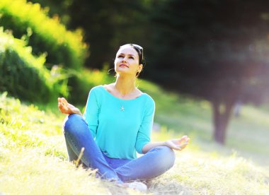 lotus pozisyonu çekici genç kadın